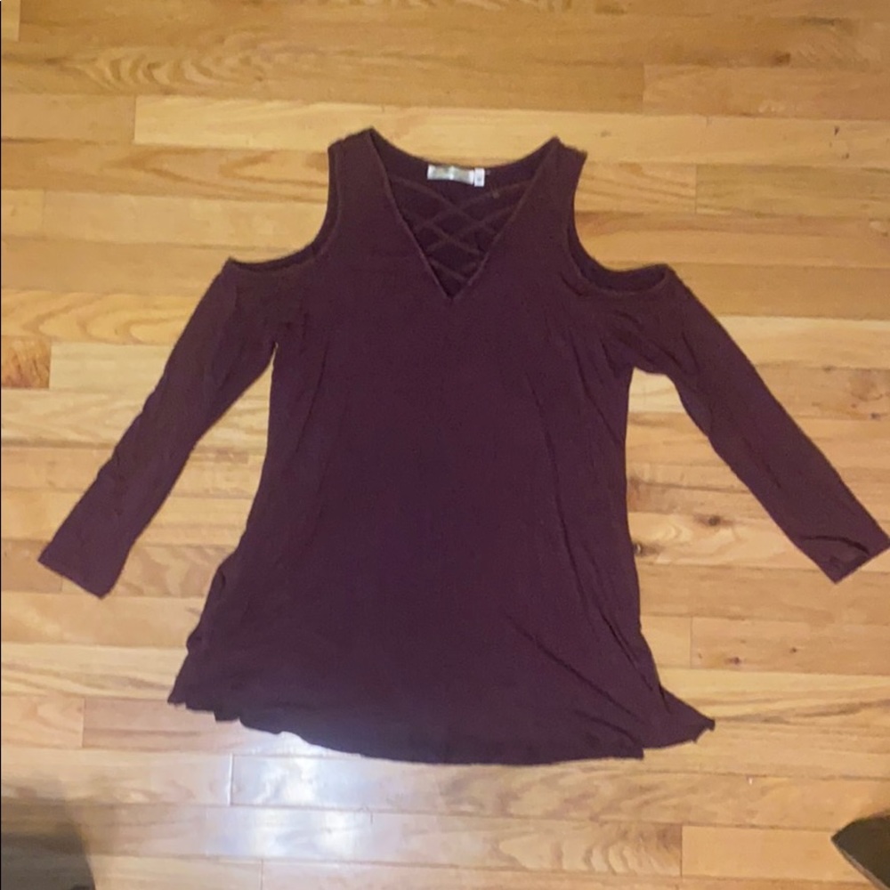 Women’s med open shoulder boutique top